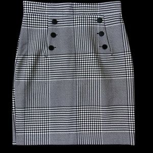 H&M Plaid/ houndstooth skirt, black and white. Black buttons.